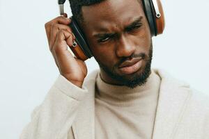 uomo dj moda in posa americano cuffie beige tipo sfondo musica africano nero ritratto foto