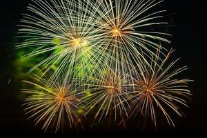 fuochi d'artificio festivi nel cielo notturno. brillante saluto multicolore su sfondo nero. posto per il testo. foto
