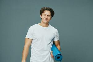 uomo giovane in forma pavimento tipo sport yoga sfondo studio stuoia esercizio fitness foto