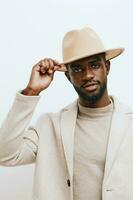 uomo cappello africano ritratto sfondo moda stile americano nero africano tipo americano beige foto