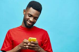 uomo sfondo nero ritratto Telefono contento giovane mobile africano schermo Sorridi tecnologia foto