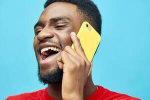 uomo tipo giovane africano tecnologia Telefono nero contento Sorridi mobile sfondo vuoto foto