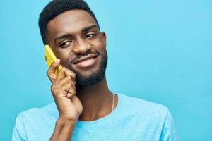 uomo Telefono contento africano giovane tecnologia sfondo Sorridi nero mobile annuncio pubblicitario sms foto