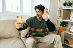 uomo divano interno casa tecnologia autoscatto Telefono Messaggio libero professionista digitando stile di vita maschio comunicazione caucasico foto