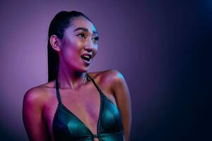 donna viola moda di moda neon discoteca colorato bellezza studio modello femmina leggero asiatico blu foto