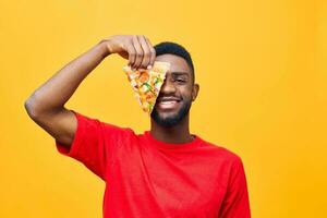 nero uomo tipo cibo consegna Sorridi rosso contento cibo sfondo Pizza godere veloce foto