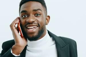 maschio uomo mobile giovane contento Telefono uomo d'affari nero Sorridi tecnologia africano foto