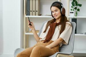 musica contento Sorridi sedia auricolari meditazione adolescenziale Telefono stile di vita ragazza foto