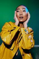 verde donna trucco moda di moda bellezza giallo colorato leggero fascino femmina neon discoteca elegante foto