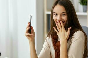 Telefono ragazza formazione scolastica Sorridi alunno blogger il computer portatile autoscatto giovane apprendimento foto