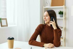 autoscatto blogger ragazza Sorridi formazione scolastica Telefono il computer portatile giovane apprendimento alunno foto