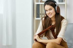 adolescenziale musica sedia auricolari Sorridi contento Telefono meditazione stile di vita ragazza foto