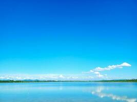 riflessione di blu cielo e bianca nube su lago superficie foto