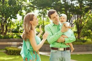 famiglia giocando con il bambino insieme foto