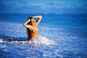 bellissimo giovane donna su il spiaggia foto