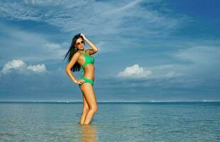 bella donna sulla spiaggia foto