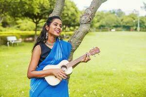 indiano donna con ukelele foto