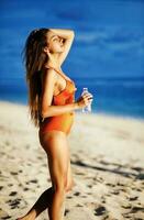 bellissimo giovane donna su il spiaggia foto