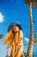 bellissimo giovane donna su il spiaggia foto