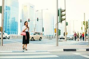 donna attraversamento il strada nel dubai foto