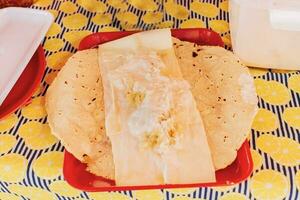 tradizionale nicaraguense quesillo servito su un' piatto su il tavolo. superiore Visualizza di nicaraguense quesillo servito su tavolo. latino americano cibo quesillo, tradizionale quesillo con sottaceto cipolla foto