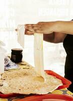 preparazione di tradizionale nicaraguense formaggio, preparazione di tradizionale nicaraguense formaggio. nicaraguense formaggio fatto e servito. tradizionale formaggio con sottaceto cipolla. foto