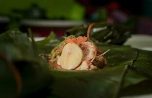 nacatamal ingredienti su Banana foglie, avvicinamento di crudo ingredienti per il elaborazione di un' nicaraguense nacatamal. preparazione di il tradizionale nacatamal su Banana le foglie foto
