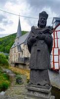 statua di san giovanni pomuk a monreal, regione eifel, germania foto