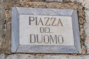 sicilia, italia, 2019 - piazza del duomo piazza sign foto