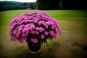 un' vaso pieno con rosa fiori seduta su superiore di un' lussureggiante verde campo. ai generato foto