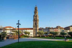 la torre clerigos è un campanile della chiesa clerigos a porto, portogallo foto