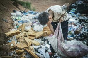 bambino lavoro duro e faticoso. bambini siamo costretto per opera su sciocchezze. povero bambini raccogliere spazzatura. povertà, violenza bambini e traffico concetto, anti-bambino lavoro duro e faticoso, diritti giorno su dicembre 10. foto