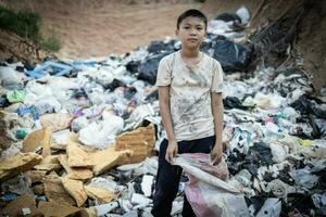 bambini siamo Rifiuto per mantenere andando per vendere perché di povertà, mondo ambiente giorno, bambino lavoro duro e faticoso, umano traffico, povertà concetto foto