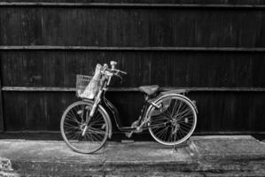 bicicletta e legna struttura sfondo foto