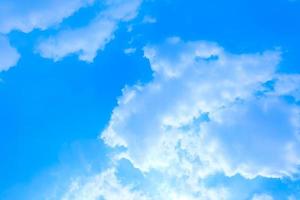 sfondo di nuvole e cielo azzurro foto
