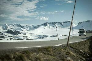 il motore casa camper furgone su un' panoramico norvegese itinerario foto