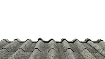 vecchio tetto piastrelle disposte su il tetto. Vintage ▾ di timpano tetto è foderato su magnificamente. su isolato bianca sfondo con ritaglio sentiero. foto