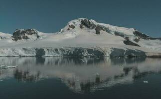 lemaire stretto costa, montagne e iceberg, antartica foto