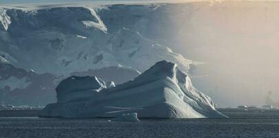 tempano galleggiante nel il antartico mare, vicino il antartico penisola. foto