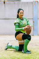 ritratto di messicano donna americano calcio giocatore indossare uniforme con velociraptor pelle modelli foto