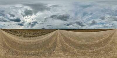 ghiaia strada con nuvole su nuvoloso cielo come sferico 360 hdri panorama nel equirettangolare senza soluzione di continuità proiezione, uso come cielo cupola sostituzione nel fuco panorami, gioco sviluppo come skybox o vr soddisfare foto