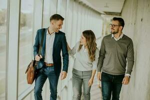 gruppo di aziendale attività commerciale professionisti arrampicata a le scale nel ufficio corridoio foto