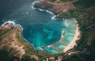 elicottero vista aerea di una baia di hanauma a oahu, hawaii foto