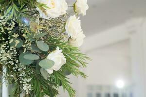 fondale di nozze con fiori e decorazioni nuziali foto