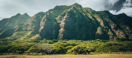 catena montuosa dal famoso ranch di kualoa a oahu, hawaii, il suo paesaggio è stato presentato in jurassic park foto