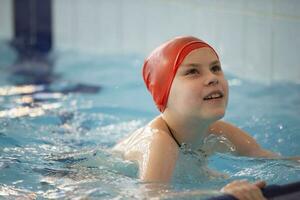 bambino atleta nuotate nel il piscina. nuoto sezione. foto