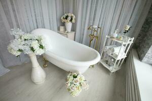 il interno di un' bellissimo bagno nel un' lussuoso stile. foto