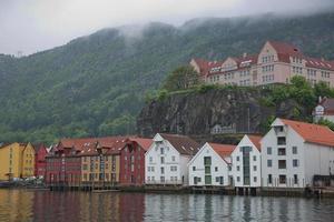 architettura classica di bryggen nella città di bergen in norvegia foto