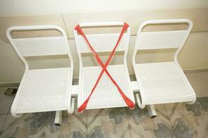 sociale distanziamento concetto, avvertimento segni su posti a sedere dovuto per coronavirus. foto