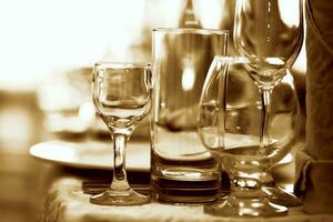 bicchiere calici su il ristorante tavolo colorato nel Marrone. foto